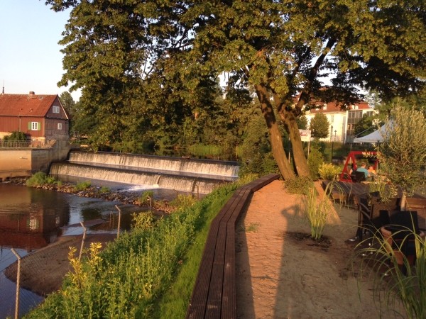 Blick auf die Aller: Die lange Holzbank an der Aller bietet einen traumhaften Blick auf das Allerwehr und l�dt bei einem der zahlreichen leckeren Cocktails zum Entspannen ein.