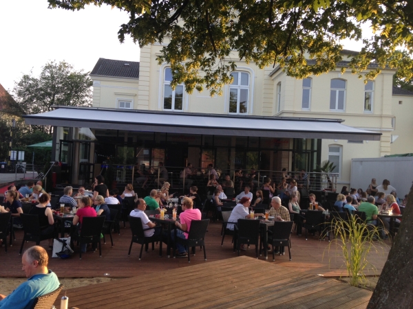 Gro�z�gige Terrasse: Zahlreiche Sitzpl�tze zur Allerseite k�nnen durch die moderne Markise auch bei leichtem Regen und in der �bergangszeit gut genutzt werden.