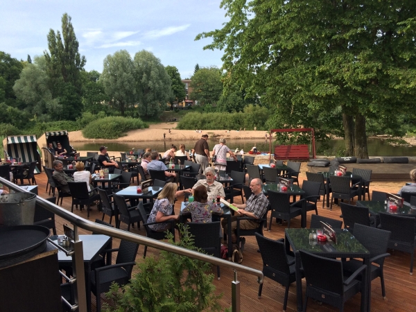 Entspannt genie�en: Der Terrassenbereich schmiegt sich harmonisch zum Allerufer in das Gesamtbild ein.