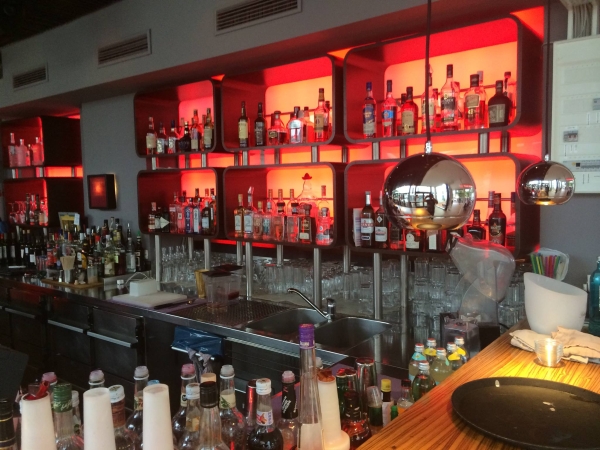 Unsere Bar: Das Speiseangebot wird neben einer gro�en Auswahl an Erfrischungsgetr�nken und Bieren durch eine Vielfalt von �ber 100 Cocktails abgerundet. Auch die Weinkarte l�sst sicher keine W�nsche offen.