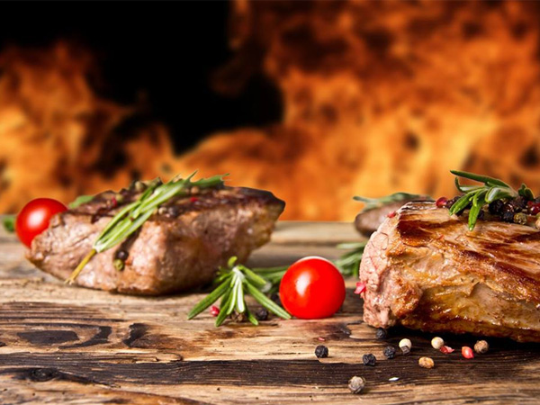 Genie�en im bell Mundo: Die Speisekarte umfasst neben internationalen Spezialit�ten, Fingerfood, verschiedene Burger, leckere Pasta�Gerichte, eine gro�e Auswahl an Salaten und Steaks.