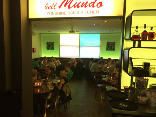 Unser Innenbereich: Im Eingangsbereich befinden sich unsere Bar und Lounge mit 80 Pl�tzen und in vier Restaurantbereichen finden bis zu 150 weitere G�ste Platz.
