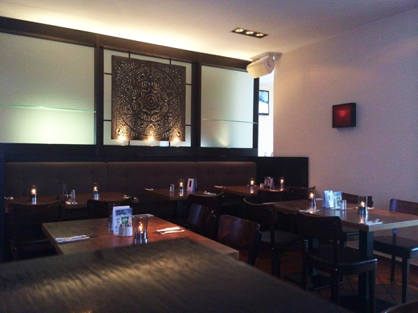 Unser Innenbereich: Im Eingangsbereich befinden sich unsere Bar und Lounge mit 80 Pl�tzen und in vier Restaurantbereichen finden bis zu 150 weitere G�ste Platz.