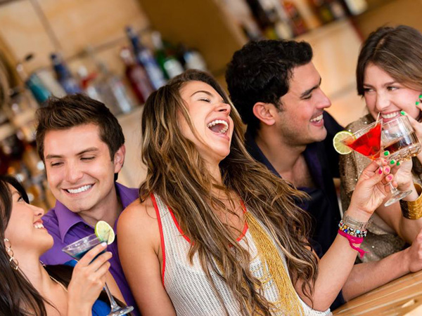 Das bell Mundo in Celle: Das Speiseangebot wird neben einer gro�en Auswahl an Erfrischungsgetr�nken und Bieren durch eine Vielfalt von �ber 100 Cocktails abgerundet.